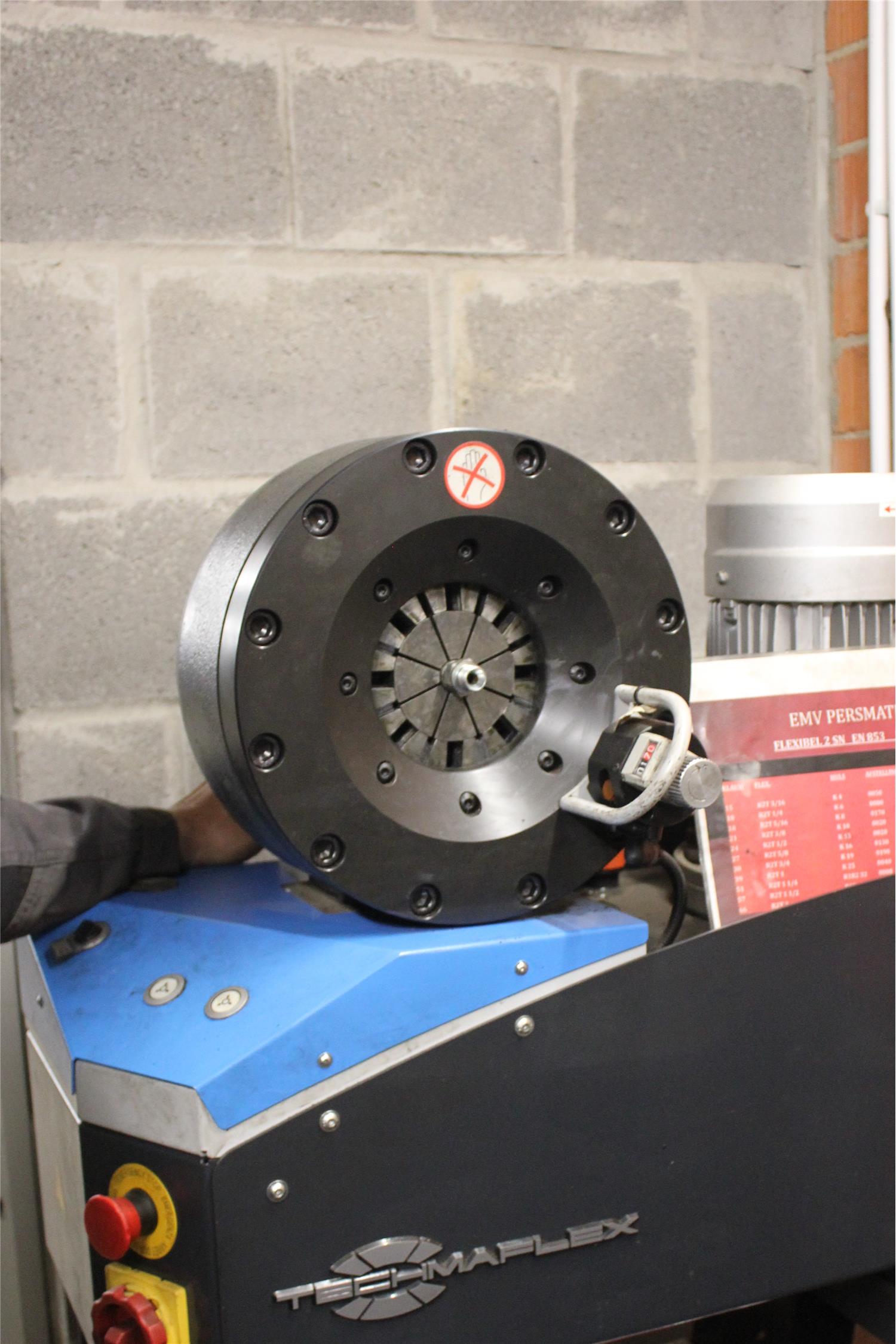 Persen van hydrauliekslangen